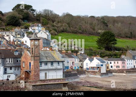 Vista della torre dell'orologio a Kingsand e Cawsand due piccoli villaggi in Cornovaglia Foto Stock