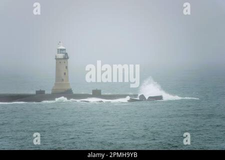 Vista del faro di Plymouth Breakwater in una giornata di primavera tempestosa e misteriosa Foto Stock