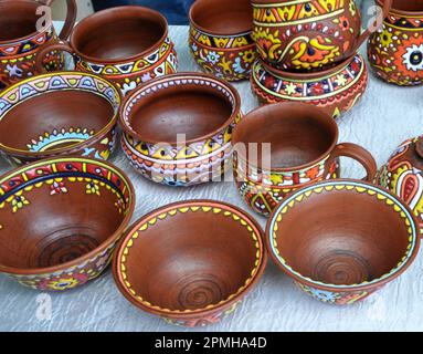 Una varietà di ceramiche fatte da artigiani folcloristici di argilla. Foto Stock