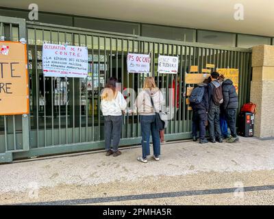 Parigi, Francia, sciopero degli studenti, occupazione degli edifici Università di Parigi, Nouvelle Sorbonne, legislazione pensionistica e proteste in Francia, opinioni opposte, studenti universitari francesi in attesa, proteste pubbliche Foto Stock