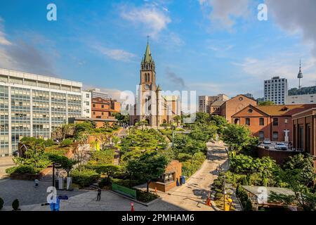 Cattedrale cattolica di Myeongdong vicino al mercato notturno di Myeongdong a Seoul, Corea del Sud Foto Stock