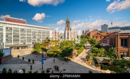 Cattedrale cattolica di Myeongdong vicino al mercato notturno di Myeongdong a Seoul, Corea del Sud Foto Stock