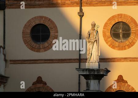 Il sole illumina la statua di Sant'Apollinare , foto orizzontale, Piazza del Popolo ,Ravenna,Italia Foto Stock