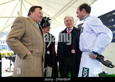 L'allenatore Nicky Henderson (a sinistra) parla con il jockey Nico de Boinville dopo aver visto Constitution Hill vincere l'ostacolo William Hill Aintree durante il primo giorno del Randox Grand National Festival all'ippodromo di Aintree, Liverpool. Data immagine: Giovedì 13 aprile 2023. Foto Stock