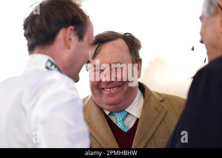 L'allenatore Nicky Henderson (centro) parla con il jockey Nico de Boinville (a sinistra) dopo aver visto Constitution Hill vincere l'ostacolo William Hill Aintree durante il giorno uno del Randox Grand National Festival all'ippodromo di Aintree, Liverpool. Data immagine: Giovedì 13 aprile 2023. Foto Stock