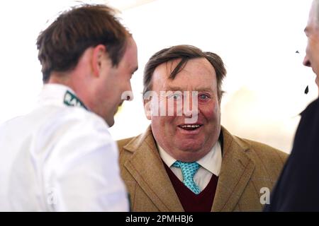 L'allenatore Nicky Henderson (centro) parla con il jockey Nico de Boinville (a sinistra) dopo aver visto Constitution Hill vincere l'ostacolo William Hill Aintree durante il giorno uno del Randox Grand National Festival all'ippodromo di Aintree, Liverpool. Data immagine: Giovedì 13 aprile 2023. Foto Stock