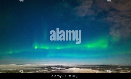 Aurora boreale, in luce lunare, notte d'inverno in Lapponia - vista aerea Foto Stock