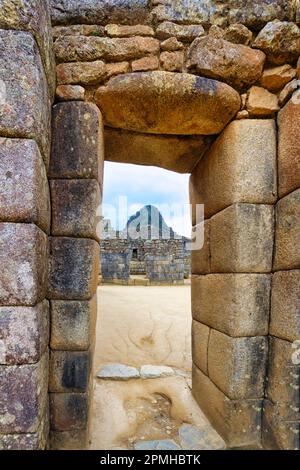 Machu Picchu, porta nella città in rovina degli Inca con il Monte Huayana Picchu, Ande Cordillera, provincia di Urubamba, Cusco, Perù Foto Stock