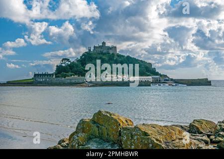 St Michaels Mount al largo di Marazion Beack vicino Penmance sulla costa sud-occidentale della Cornovaglia, o Kernow come Cornovaglia è più noto. In aprile Foto Stock