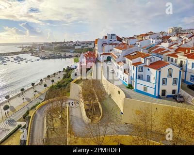 Paesaggio della città costiera portoghese. Sines, Portogallo Foto Stock