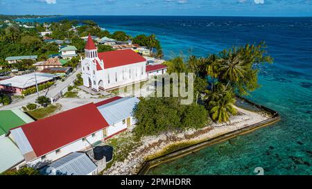 Antenna della chiesa cattolica ad Avatoru, atollo di Rangiroa, Tuamotus, Polinesia francese, Sud Pacifico, Pacifico Foto Stock