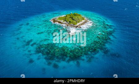 Antenna di una piccola isola nella laguna dell'atollo di Rangiroa, Tuamotus, Polinesia Francese, Sud Pacifico, Pacifico Foto Stock