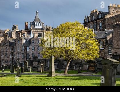 Vista dal sagrato di Greyfriar con vecchie tombe alla cusciera della Biblioteca Centrale di Edimburgo, Scozia, Regno Unito Foto Stock