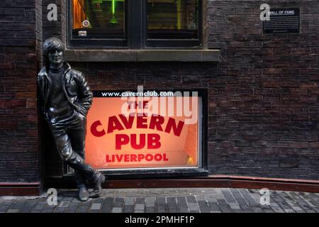 Statua di John Lennon fuori dal Cavern Pub, Matthew Street, Liverpool, Merseyside, Inghilterra, Regno Unito, Europa Foto Stock