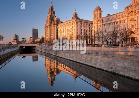 La luce serale illumina il Liver Building, il Cunard Building e il Port of Liverpool Building (le tre grazie), Pier Head, il lungomare di Liverpool Foto Stock