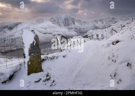 Snowdon Obelisk Waymarker Post, Llyn Llydaw e Y Lliwedd in inverno dal PYG Track, Snowdonia National Park, Eryri, Galles del Nord, Regno Unito Foto Stock