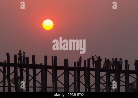 Persone che camminano sul ponte U-Bein sul lago Taung Tha Man al tramonto, Amarapura, Mandalay, Myanmar (Birmania), Asia Foto Stock