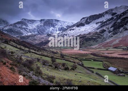 La valle di Nant Ffrancon, sostenuta dai monti Glyderau in inverno, il Parco Nazionale di Snowdonia, Eryri, Galles del Nord, Regno Unito, Europa Foto Stock