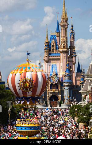 La vista lungo Main Street verso il castello di Cenerentola a Disney World a Orlando, Florida, Stati Uniti Foto Stock