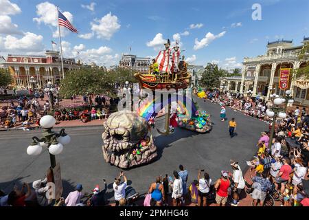 L'iconica sfilata dei personaggi Disney, passando davanti al Castello di Cenerentola al Disney World di Orlando, Florida, USA Foto Stock