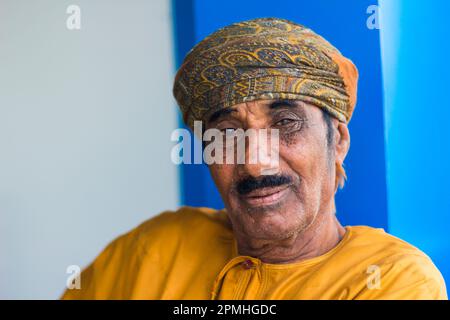 Ritratto dell'uomo Omani con capo che guarda la macchina fotografica, Wadi Tiwi, Oman, Medio Oriente Foto Stock