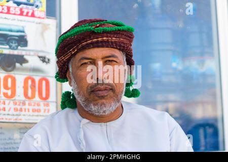 Ritratto dell'uomo Omani con la testa che guarda la macchina fotografica, Hasik, Dhofar Governatorato, Oman, Medio Oriente Foto Stock