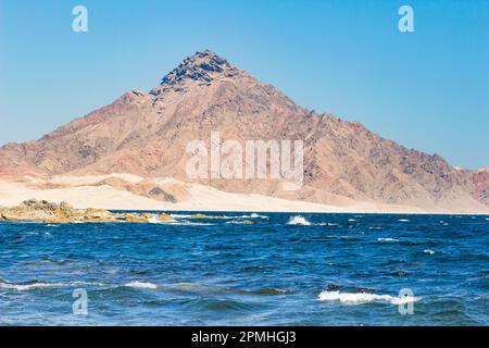 Montagna sulla costa vicino a Hasik, Dhofar Governatorato, Oman, Medio Oriente Foto Stock