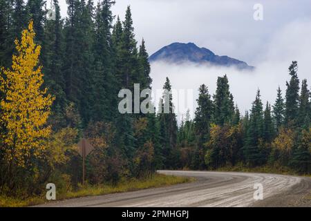 Montagna che sorge sopra le nuvole basse a Denali Parks Highway in autunno, vicino al Campeggio sul fiume Teklanika, al Denali National Park, Alaska Foto Stock