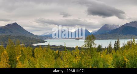 Lago Skilak con fogliame autunnale, vicino a Cooper Landing, Penisola Kenai, Alaska, Stati Uniti d'America, Nord America Foto Stock