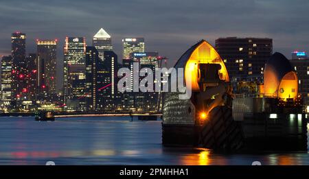 Canary Wharf, Docklands e Thames Barrier al tramonto, Londra, Inghilterra, Regno Unito, Europa Foto Stock