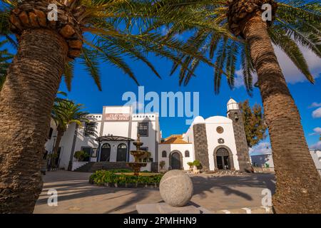 Vista del teatro e Iglesia de San Bartolome a San Bartolome, Lanzarote, Las Palmas, Isole Canarie, Spagna, Atlantico, Europa Foto Stock