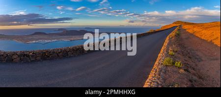 Vista della strada e dell'isola la Graciosa da Mirador del Rio al tramonto, Lanzarote, Las Palmas, Isole Canarie, Spagna, Atlantico, Europa Foto Stock