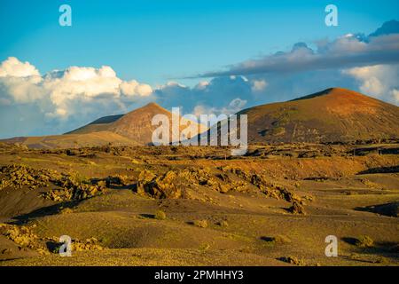Vista del paesaggio vulcanico nel Parco Nazionale di Timanfaya al tramonto, Lanzarote, Las Palmas, Isole Canarie, Spagna, Atlantico, Europa Foto Stock