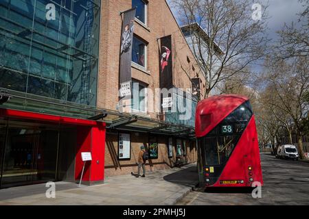L'autobus numero 38 New Routemaster a due piani fuori dal Sadler's Wells Theatre, Angel, Islington, Londra, Inghilterra, Regno Unito. Foto Stock