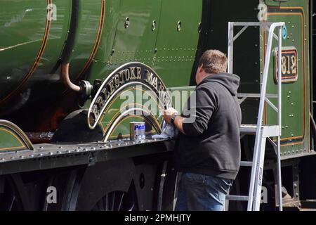 Bewdley, Worcestershire, Regno Unito, 13th aprile 2022. Volontari che lucidano la locomotiva a vapore della Great Western Railway 7812 restaurata 'Earlstoke Manor' in preparazione all'evento di gala del vapore primaverile presso la Severn Valley Heritage Railway, Worcestershire. L'evento, uno dei più grandi del Regno Unito, si svolge da venerdì 14th a domenica 16th aprile e presenta otto locomotive a vapore principali che eseguono un intenso orario tutto il giorno, bancarelle di souvenir e altre attrazioni. G.P.Essex/Alamy Live News Foto Stock