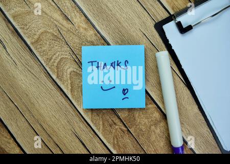 Concetto di grazie scrivete su note appiccicose isolate su tavolo di legno. Foto Stock