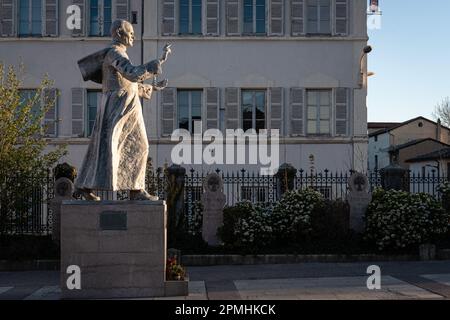 Francia, Lione, 2023-04-05. La statua di Papa Giovanni Paolo II illuminata dal sole sulla spianata di fourviere. Fotografia di Franck CHAPOLARD. Foto Stock