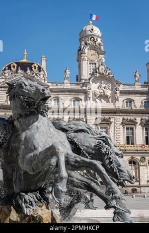 Francia, Lione, 2023-04-04. La fontana Bartholdi e il municipio sullo sfondo di Place des terreaux. Foto Stock