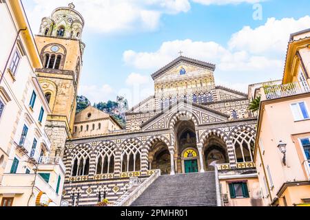Bellissima Cattedrale di Amalfi situata in Piazza del Duomo, Amalfi, Italia. Foto Stock