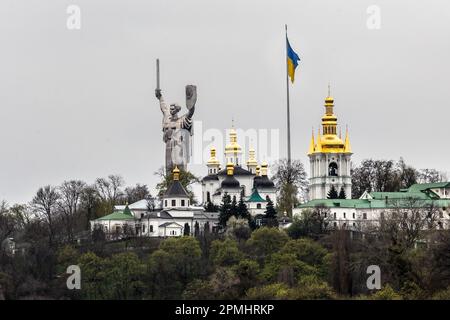 Kiev, Ucraina. 13th Apr, 2023. Il Monumento della Patria, un sito del Museo Nazionale di Storia dell'Ucraina nella seconda Guerra Mondiale e la Chiesa Ortodossa si trova a Kyiv, la capitale dell'Ucraina, il 13 aprile 2023. Mentre l'invasione su larga scala dell'Ucraina da parte delle forze russe continua, l'Ucraina si prepara ad una controffensiva primaverile per riprendere la terra occupata dalla Russia. Mentre gli ucraini ortodossi si preparano alla Pasqua. (Foto di Dominika Zarzycka/Sipa USA) Credit: Sipa USA/Alamy Live News Foto Stock