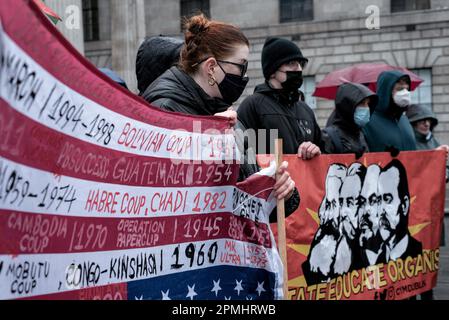 Dublino, Irlanda. 12th Apr, 2023. I manifestanti si riuniscono con una bandiera in opposizione alla visita di Biden in Irlanda. I manifestanti si sono riuniti per opporsi alla visita di Biden in Irlanda, nel centro di Dublino, dove hanno partecipato numerose organizzazioni e gruppi di sostegno, tra cui persone prima del profitto, la Campagna di solidarietà Irlanda-Palestina, il movimento anti-guerra irlandese, il Partito comunista d'Irlanda e il movimento Connolly Youth, tra gli altri. La protesta ha visto la presenza di alcuni oratori, uno dei quali è stato Richard Boyd Barrett, proveniente da persone prima del profitto. Credit: SOPA Images Limited/Alamy Live News Foto Stock