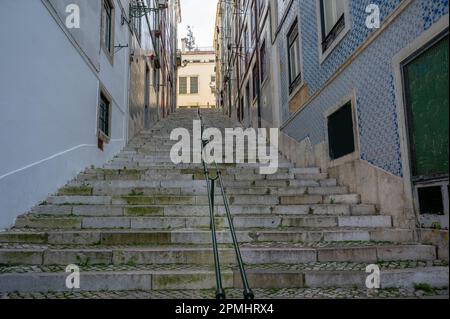 Strada stretta con scale a Lisbona, Portogallo Foto Stock