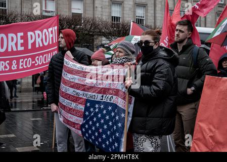 I manifestanti si riuniscono con una bandiera in opposizione alla visita di Biden in Irlanda. I manifestanti si sono riuniti per opporsi alla visita di Biden in Irlanda, nel centro di Dublino, dove hanno partecipato numerose organizzazioni e gruppi di sostegno, tra cui persone prima del profitto, la Campagna di solidarietà Irlanda-Palestina, il movimento anti-guerra irlandese, il Partito comunista d'Irlanda e il movimento Connolly Youth, tra gli altri. La protesta ha visto la presenza di alcuni oratori, uno dei quali è stato Richard Boyd Barrett, proveniente da persone prima del profitto. (Foto di Natalia Campos/SOPA Images/Sipa USA) Foto Stock