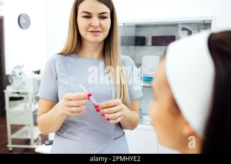 Procedura viso sollevamento operazione di sutura PDO, intervento chirurgico di sollevamento viso. Tecnica innovativa di sollevamento del filo, cosmetologa ritagliata che si prepara a fare procedur Foto Stock