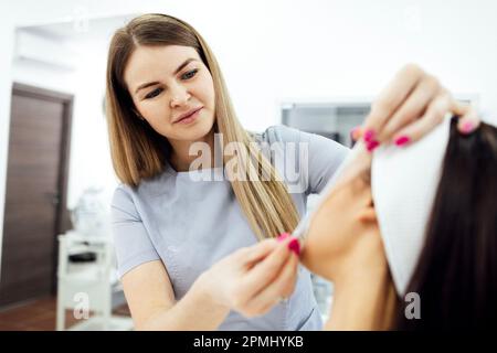 Procedura viso sollevamento operazione di sutura PDO, intervento chirurgico di sollevamento viso. Tecnica innovativa di sollevamento del filo, cosmetologa ritagliata che si prepara a fare procedur Foto Stock