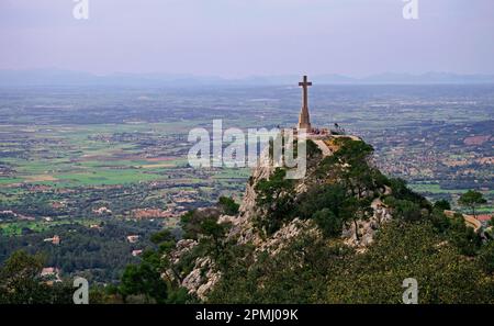 Vista da Puig de Sant Salvador a Creu d'es Picot, croce in pietra alta metri a Santuari de Sant Salvador, vicino a Felanitx, Maiorca, Isole Baleari Foto Stock