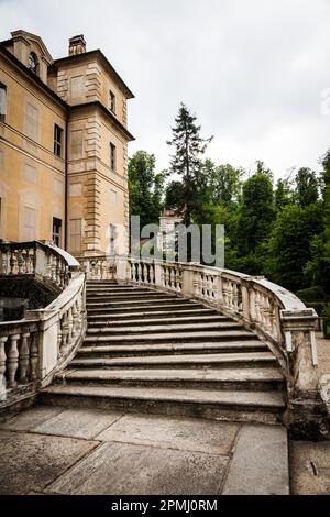 Vecchia scalinata di marmo in abbandonato villa italiana Foto Stock