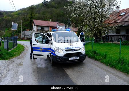 L'indagine nel luogo in cui il pilota irlandese Craig Breen è tragicamente morto è stata completata. Breen ha guidato per il team WRC Hyundai. Durante un allenamento di guida davanti al WRC Croatia Rally poco dopo mezzogiorno, Breen ha schiantato il veicolo dalla strada locale 2201 a Lobor, nei pressi di Zlatar. Ha colpito un palo di legno con l'estremità anteriore sinistra ed è morto sul posto, mentre il co-driver di Breen, James Fulton è stato danneggiato nell'incidente. La polizia ha chiuso la strada per tutto il traffico, a Lobor, Croazia, il 13 aprile 2023. Foto: Slaven Branislav Babic/PIXSELL Foto Stock