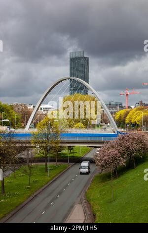 Il ponte Hulme è un nuovo ponte stradale con stalling via cavo nel cuore di Hulme, Manchester, Regno Unito Foto Stock