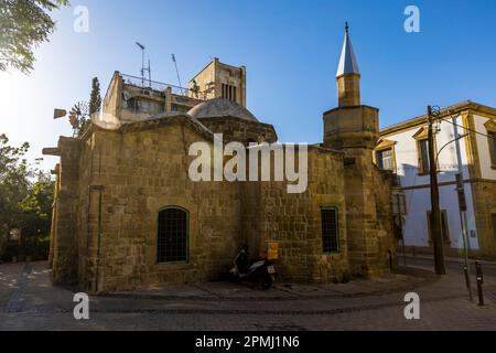 Moschea di Aroplar (Chiesa di Stafros tou Missirikou) a Nicosia, Cipro. Originariamente costruita in epoca veneziana all'inizio del 16th ° secolo, era una chiesa chiamata la Santa Croce di Missirikou. Fu convertita in moschea dagli Ottomani con il nome di moschea araba Foto Stock